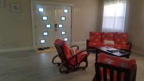 Lobby sitting area - Raedene (Bridgetown)