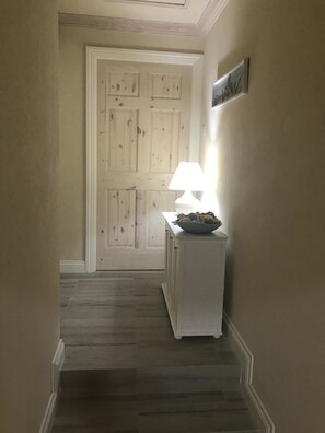 42-inch Smart TV with cable channels, TV - Raedene (Bridgetown)