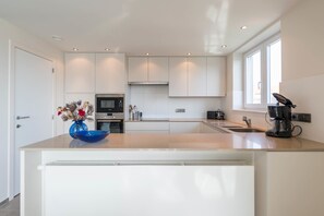 Apartment, 2 Bedrooms (Tjènne 202) | Private kitchen | Fridge, microwave, oven, stovetop - Tjènne 202 (Koksijde)