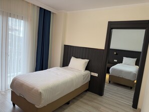 Familiekamer | Luxe beddengoed, een minibar, een bureau, een laptopwerkplek