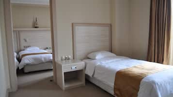 Family Room | Premium bedding, minibar, desk, laptop workspace