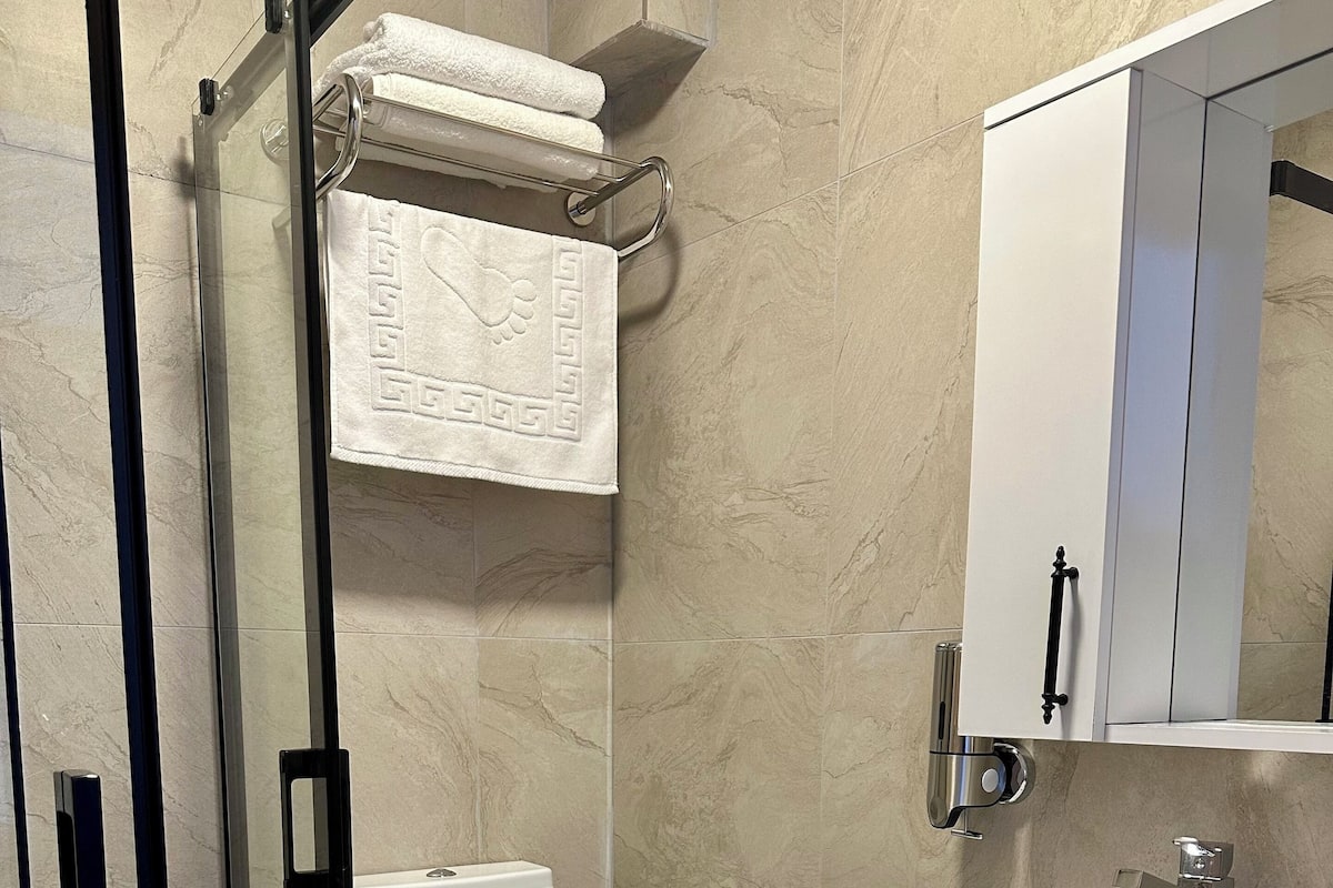 Douche, articles de toilette gratuits, sĂšche-cheveux, chaussons