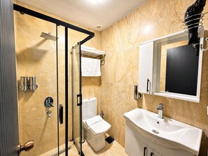 Regadera, amenidades de baño ecológicas, secadora de cabello, pantuflas 