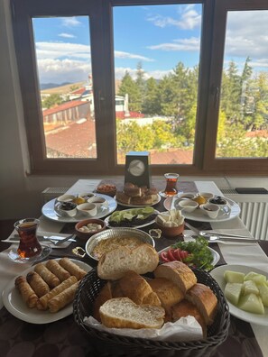 Se ofrece un desayuno típico de la región (200 TRY por persona)