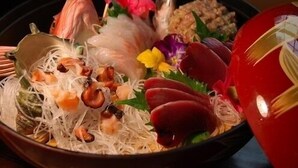 A bowl of sashimi with various seafood and garnishes. - Hidamari Inn Futama (Kamogawa)