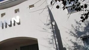 A building with a sign reading 'INN' and a smaller sign with Japanese characters. - Hidamari Inn Futama (Kamogawa)