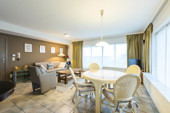 Căn hộ, 2 phòng ngủ (Panisa 401) | Phòng khách | TV màn hình phẳng, đầu đĩa DVD