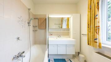 Căn hộ, 2 phòng ngủ (Panisa 401) | Phòng tắm | Vòi sen/bồn tắm kết hợp, bồn tắm ngâm