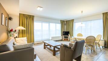 Căn hộ, 2 phòng ngủ (Panisa 401) | Phòng khách | TV màn hình phẳng, đầu đĩa DVD