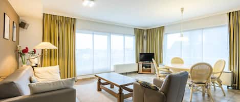 Leilighet, 2 soverom (Panisa 401) | Oppholdsrom | Flatskjerm-TV og DVD-spiller