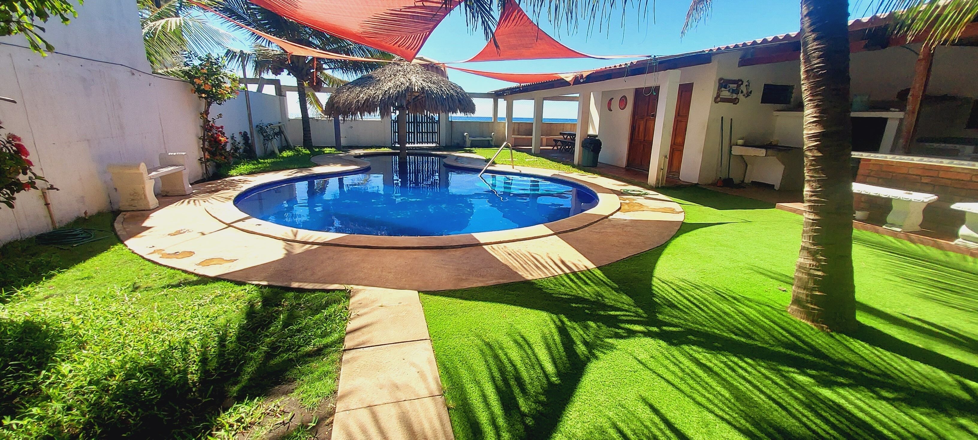 Una piscina al aire libre