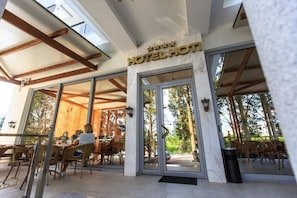 Pintu masuk properti
