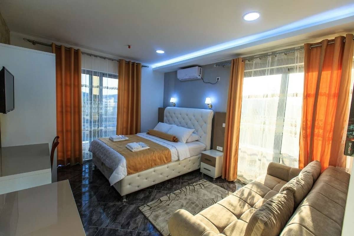 Luxury Triple Room | 1 bedroom, minibar, in-room safe, desk