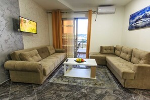 Deluxe Suite | Living room | Flat-screen TV, fireplace - Hotel Hoti II (Ulcinj)