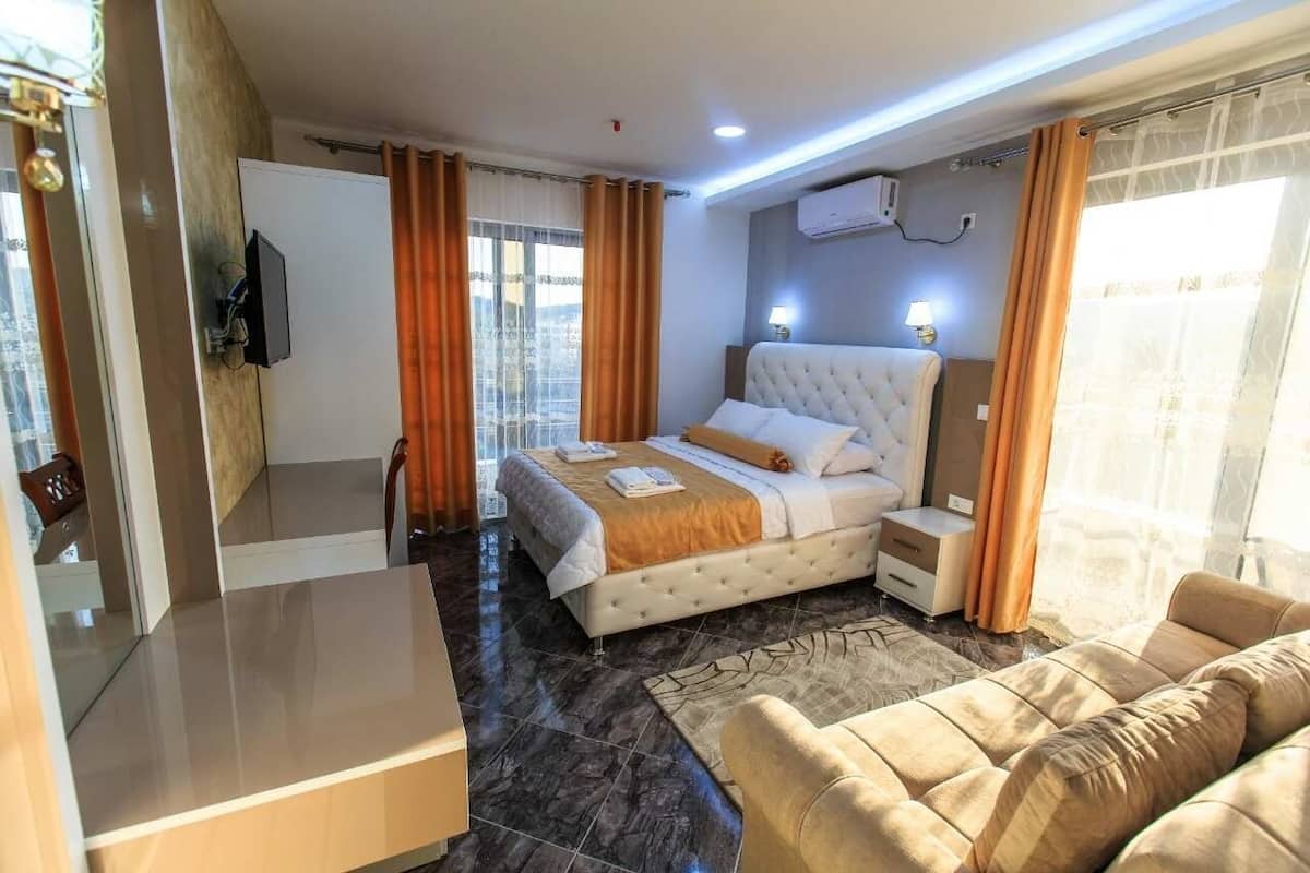 Deluxe Suite | 1 bedroom, minibar, in-room safe, desk