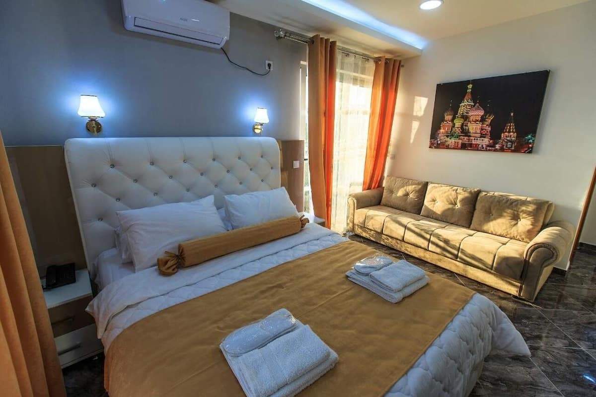 Deluxe Double Room | 1 bedroom, minibar, in-room safe, desk