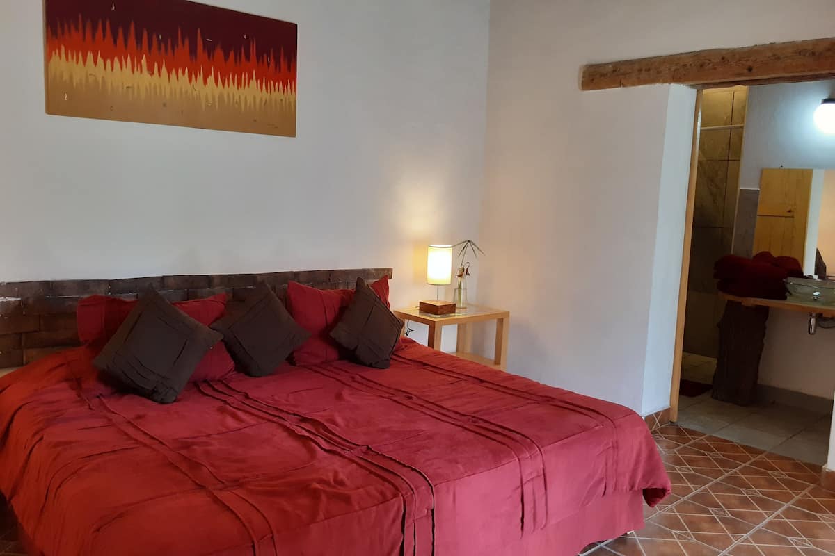 Room, 1 King Bed, Non Smoking | Free WiFi, bed sheets