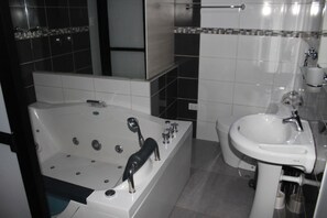 Luxury Apartment, Multiple Beds | Bathroom | Deep-soaking bathtub, free toiletries, hair dryer, towels