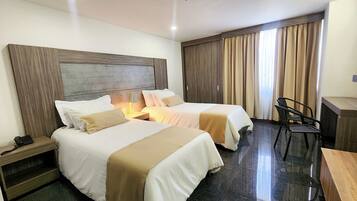 Habitación estándar con 2 camas individuales | 1 habitación, caja de seguridad en la habitación y escritorio