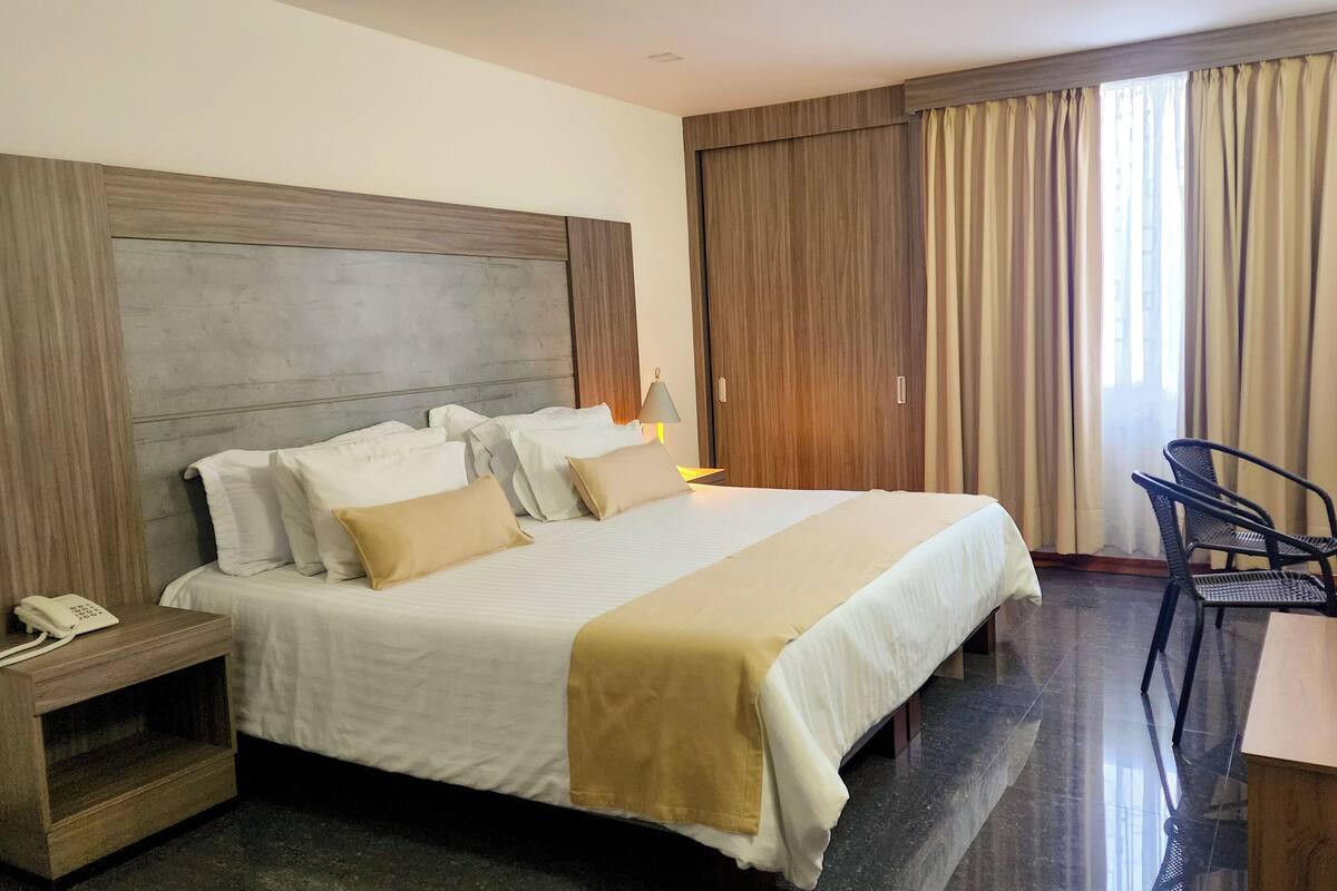 Estandar King | In-room safe, desk, laptop workspace, blackout drapes