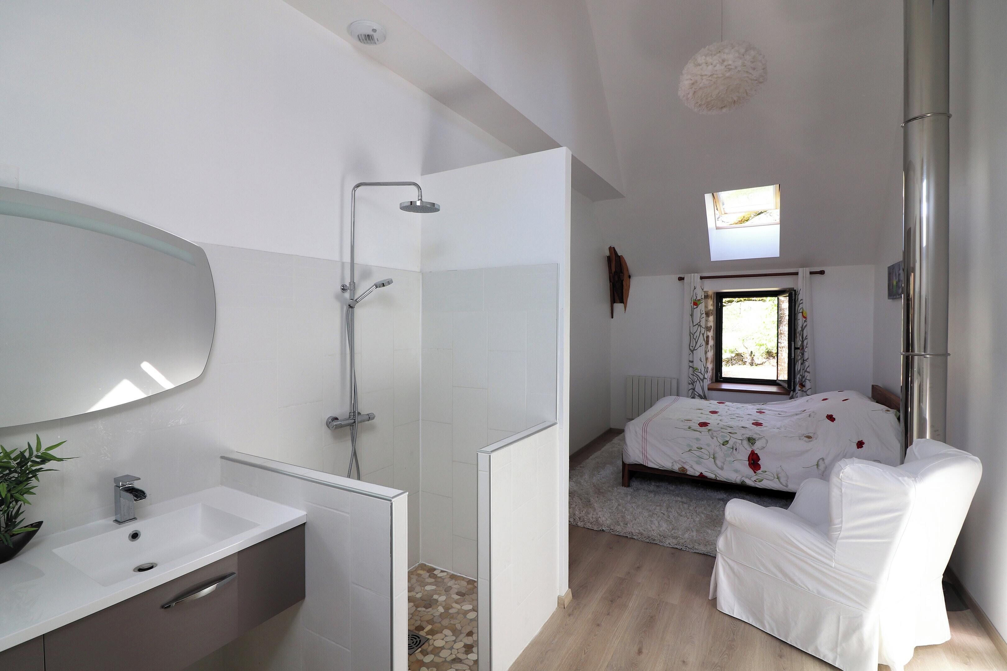 2 slaapkamers, een strijkplank/strijkijzer, reisbedje, gratis wifi