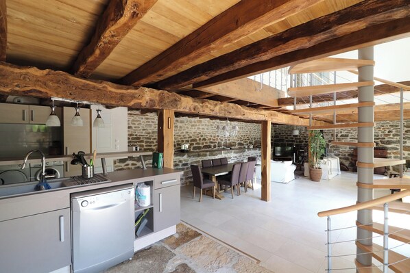 Réfrigérateur, micro-ondes, four, plaque de cuisson