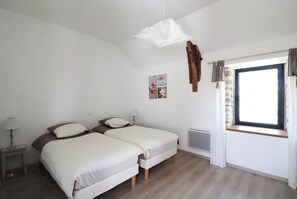 3 bedrooms, iron/ironing board, internet