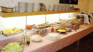 Un buffet proposant une variété de plats et d'accompagnements.