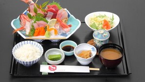 A tray with sushi, rice, pickled vegetables, and soy sauce. - Hotel Heimat (Joetsu)