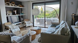 Smart TV, chimenea, reproductor de DVD, mesa de ping pong