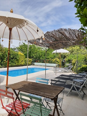 Una piscina al aire libre