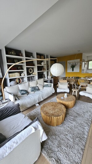 Smart TV, fireplace, DVD player, ping pong