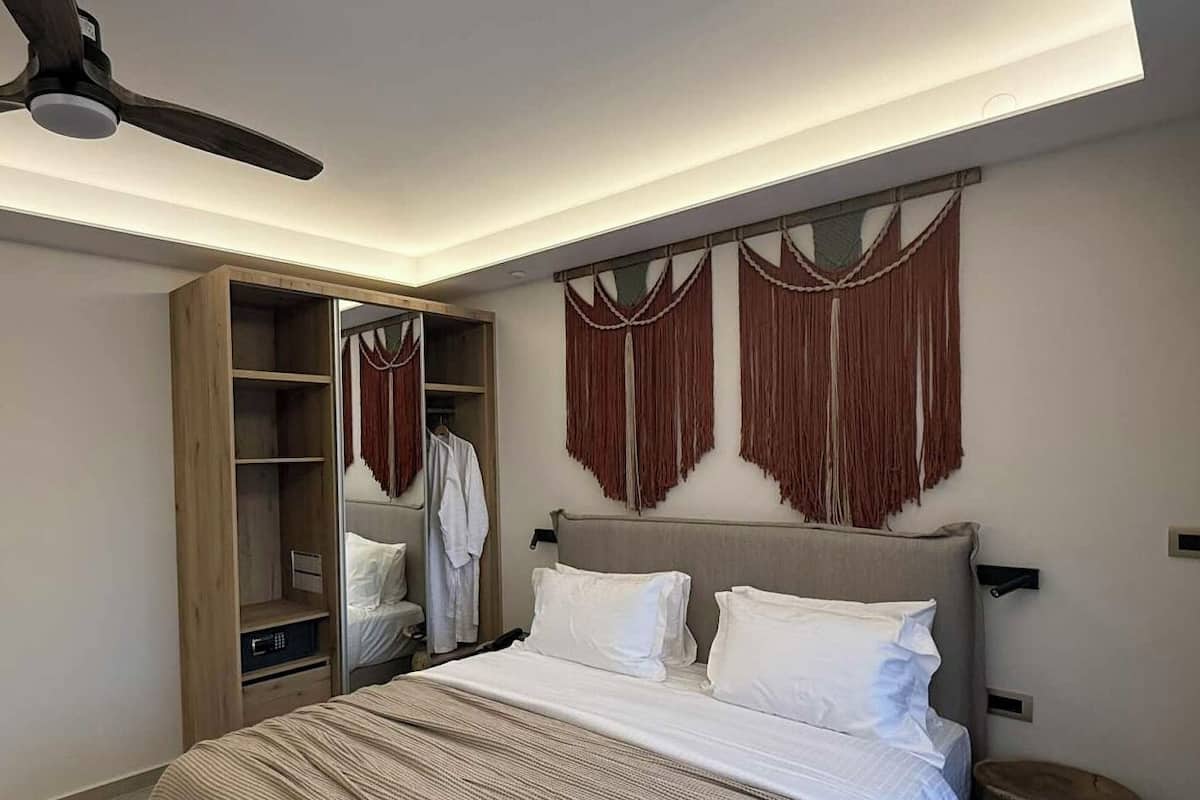 Superior Double Room with Garden View | 1 habitación, minibar y caja de seguridad en la habitación