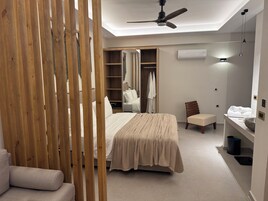 Executive Double with Partial Sea View | Μίνι μπαρ, χρηματοκιβώτιο στο δωμάτιο, μοναδική επίπλωση 