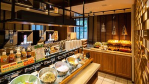Ein Bereich mit einem Buffet und verschiedenen Speisen sowie Beilagen.