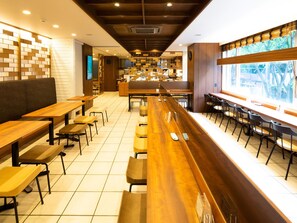 Lobby sitting area - Super Hotel Shinyokohama (Yokohama)