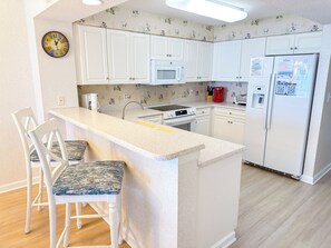 Jääkaappi, mikroaaltouuni, uuni, liesi