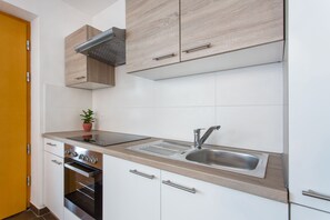 Classic Apartment, 2 Bedrooms, Kitchen, Ground Floor | Private kitchen