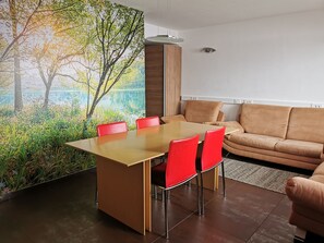 Classic Apartment, 2 Bedrooms, Kitchen, Ground Floor | Living area