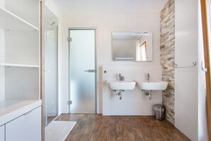 Classic Apartment, Mountain View | Bathroom | Free toiletries, hair dryer, bathrobes, slippers