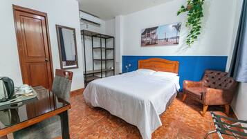 Standard dubbelrum | Värdeförvaringsskåp på rummet, skrivbord och arbetsyta för laptop