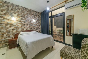 In-room safe, desk, laptop workspace, iron/ironing board - Hospedaje Gran Imperial (Tumbes)