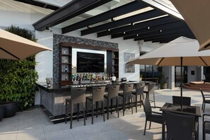 Bar junto a la piscina