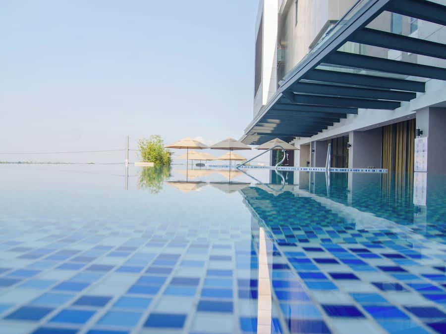 Una piscina al aire libre