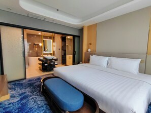 Premium bedding, down comforters, Tempur-Pedic beds, minibar - Best Western Plus Metro Clark (Angeles City)