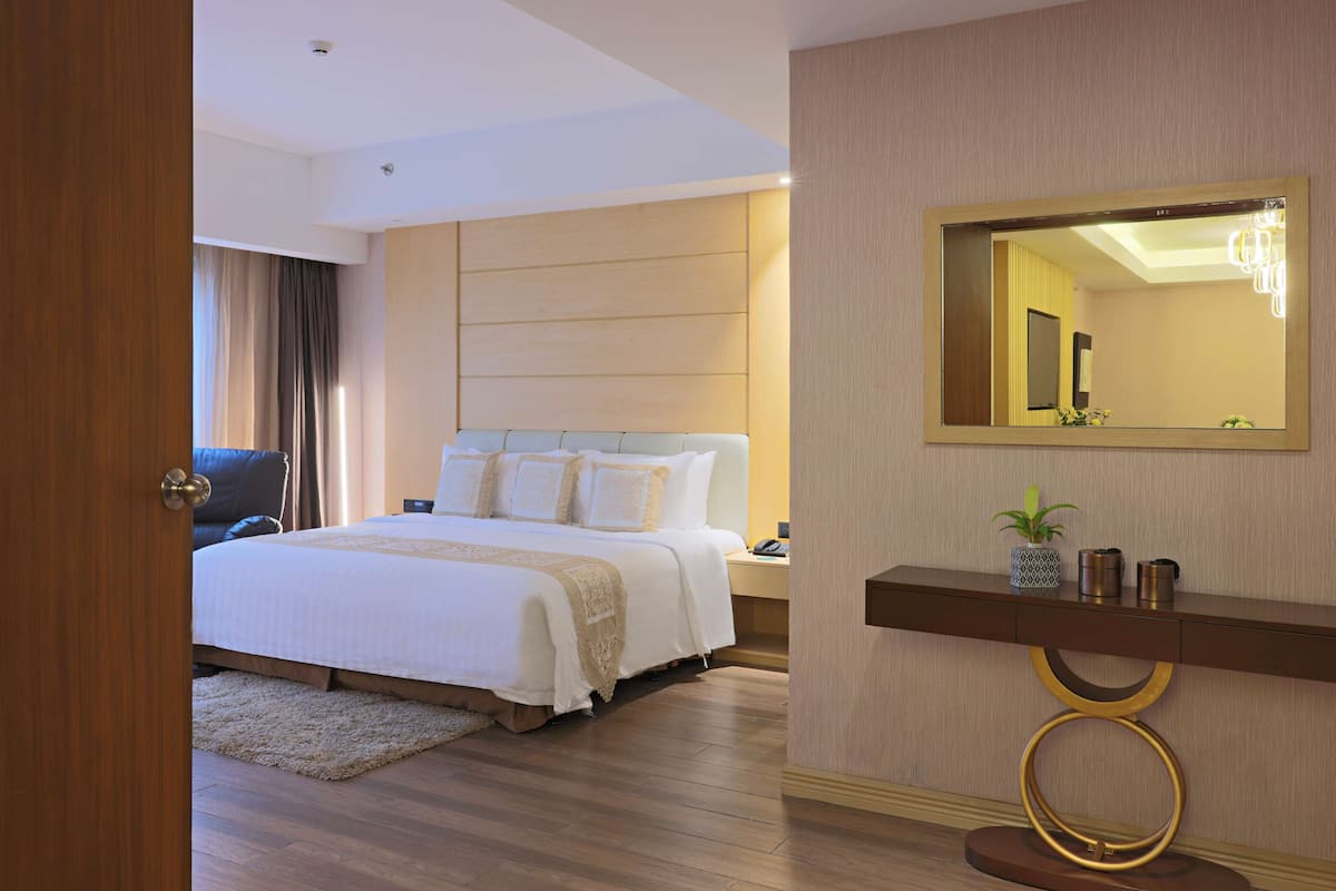 Superior Room, 1 King Bed, Non Smoking, Bathtub | Premium bedding, down duvets, Tempur-Pedic beds, minibar