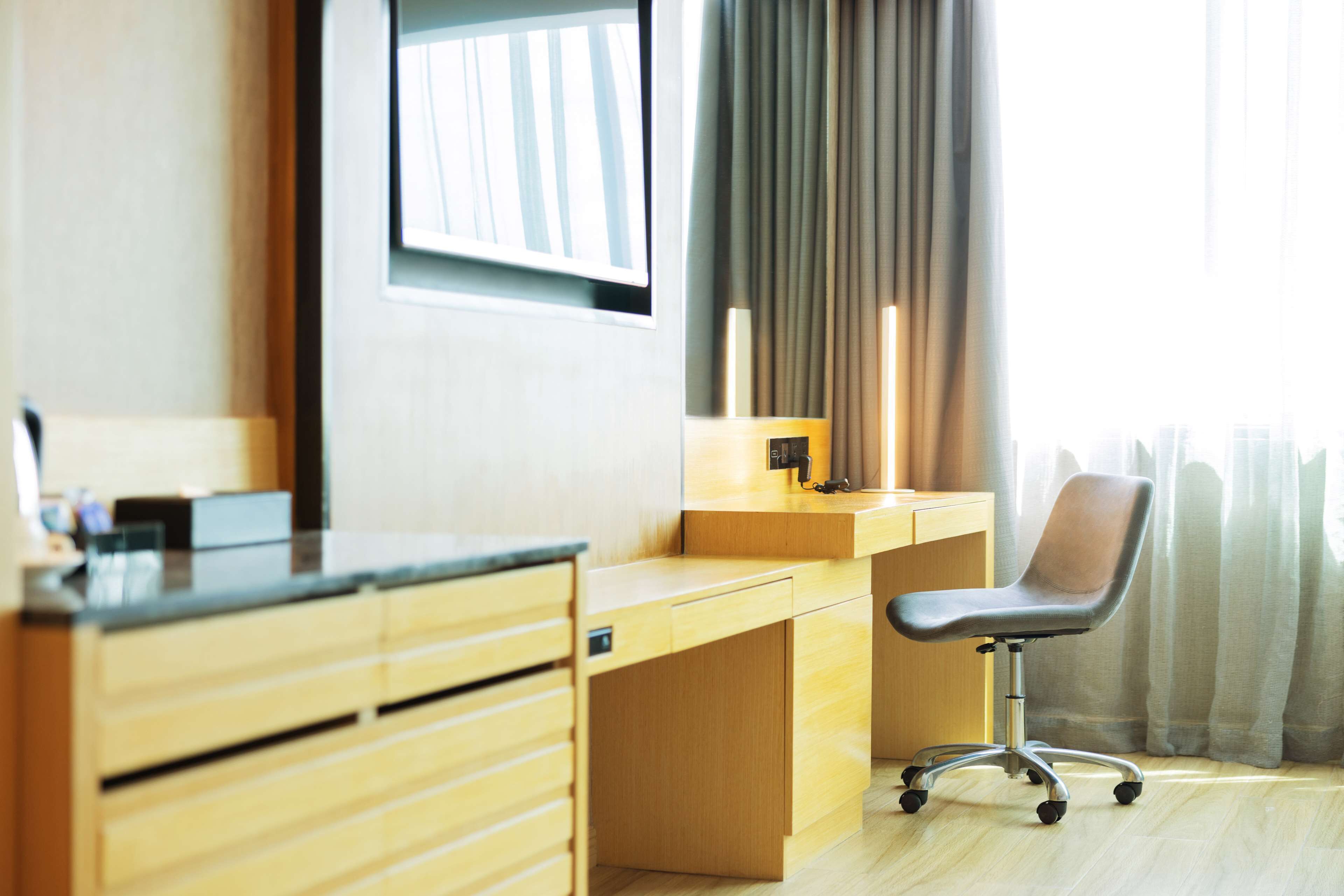 superior room, 1 king bed, non smoking, bathtub | 1 bedroom, premium bedding, down duvets, tempur-pedic beds