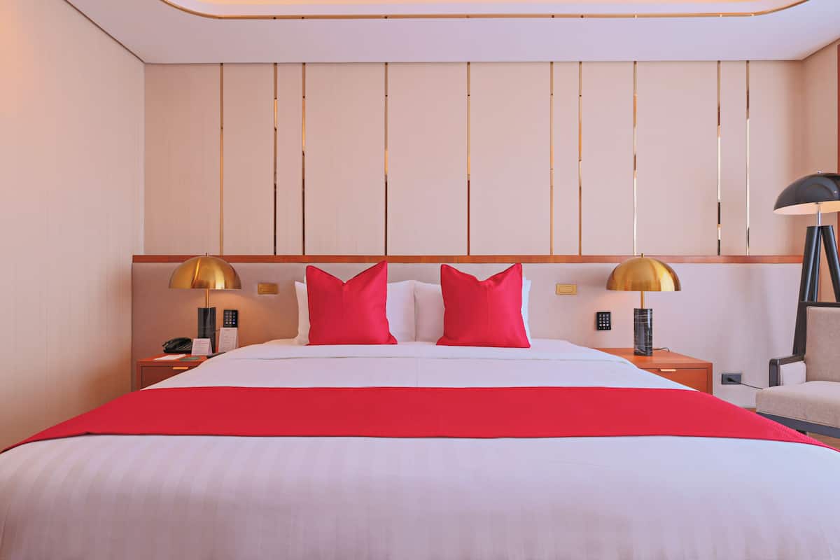 Deluxe Room, 1 King Bed, Non Smoking | Premium bedding, down duvets, Tempur-Pedic beds, minibar