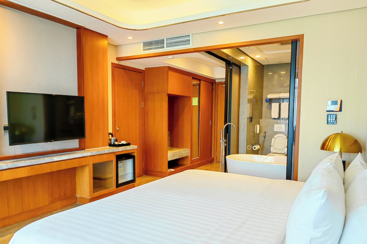 Superior Room, 1 King Bed, Non Smoking, Bathtub | Premium bedding, down comforters, Tempur-Pedic beds, minibar