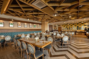 4 restaurants, spécialités Cuisine locale et internationale